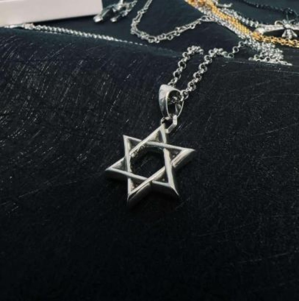 Chrome accessory necklace with star-shaped pendant, silver-tone chain