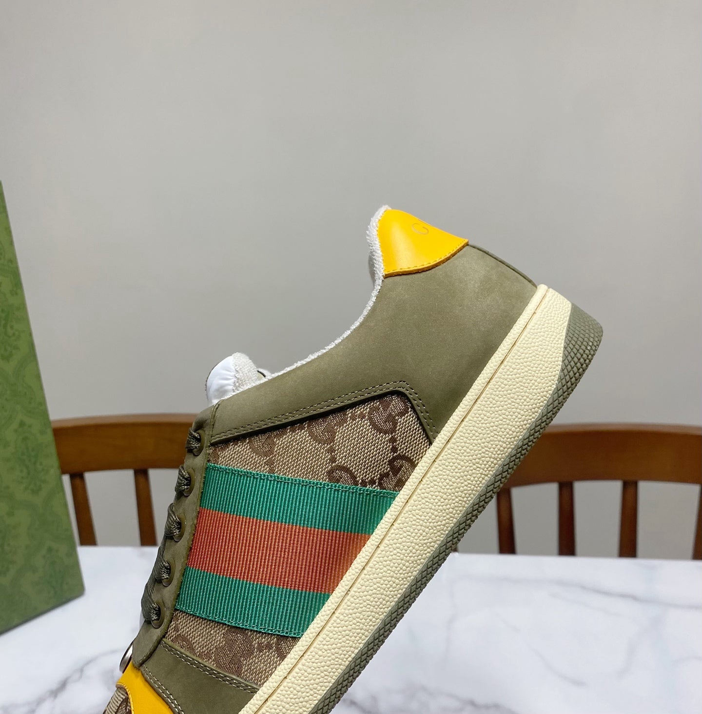 Low-top unisex sneaker in olive canvas with GG panel and multicolor stripe, yellow collar