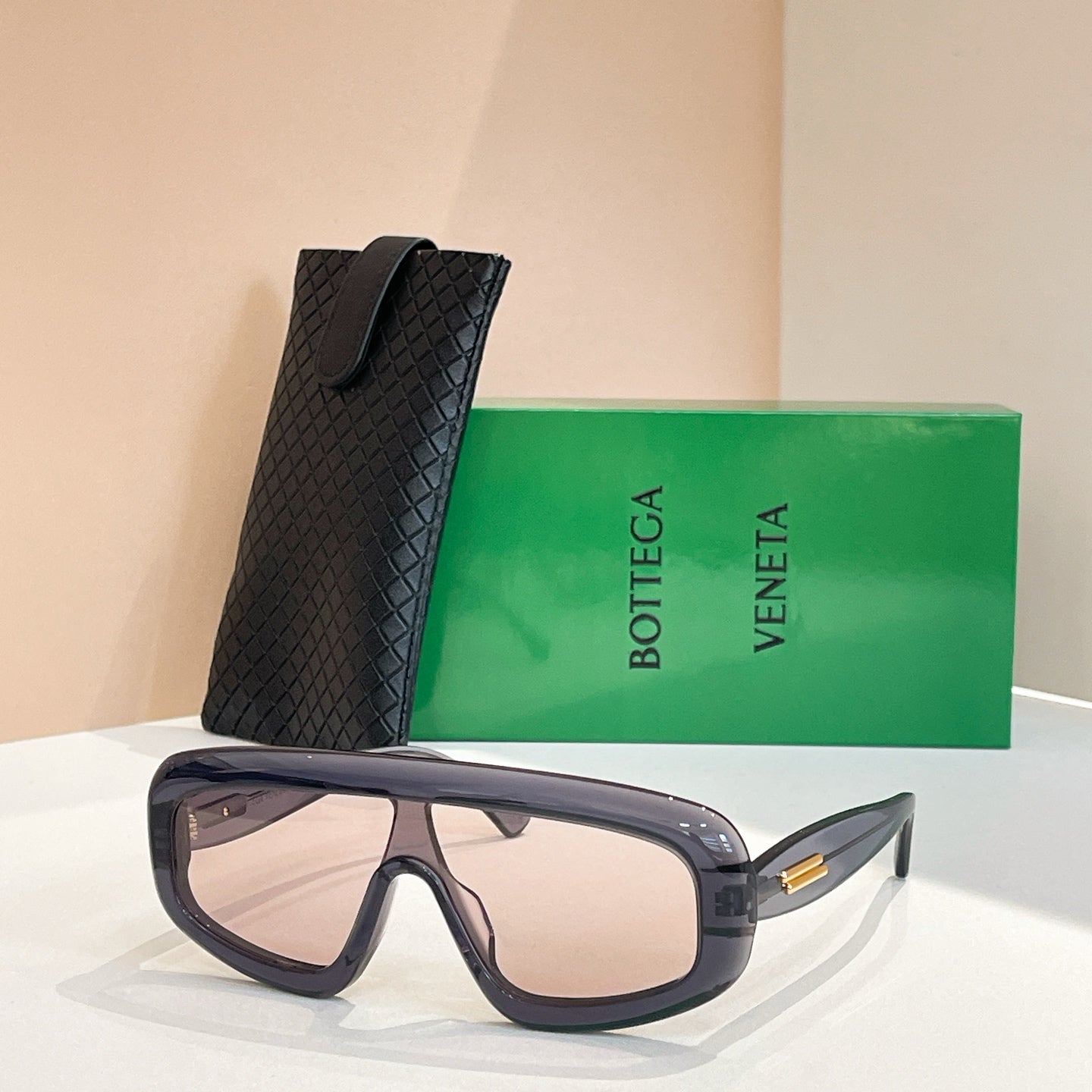 Bottega Veneta sunglasses in dark tortoiseshell with lightly tinted lenses, with black case