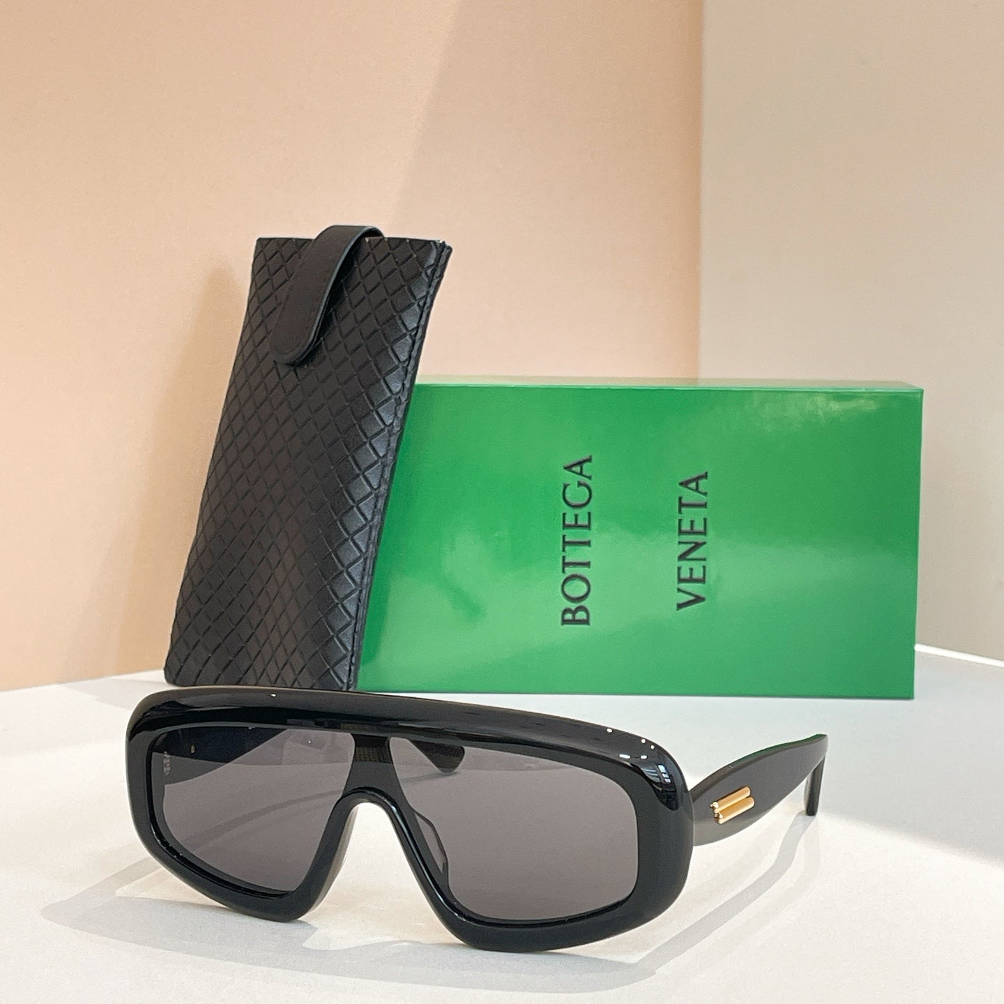 Bottega Veneta sunglasses with black frame and dark lenses, with black case