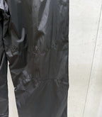 Dark pants with curved seam and front pocket area
