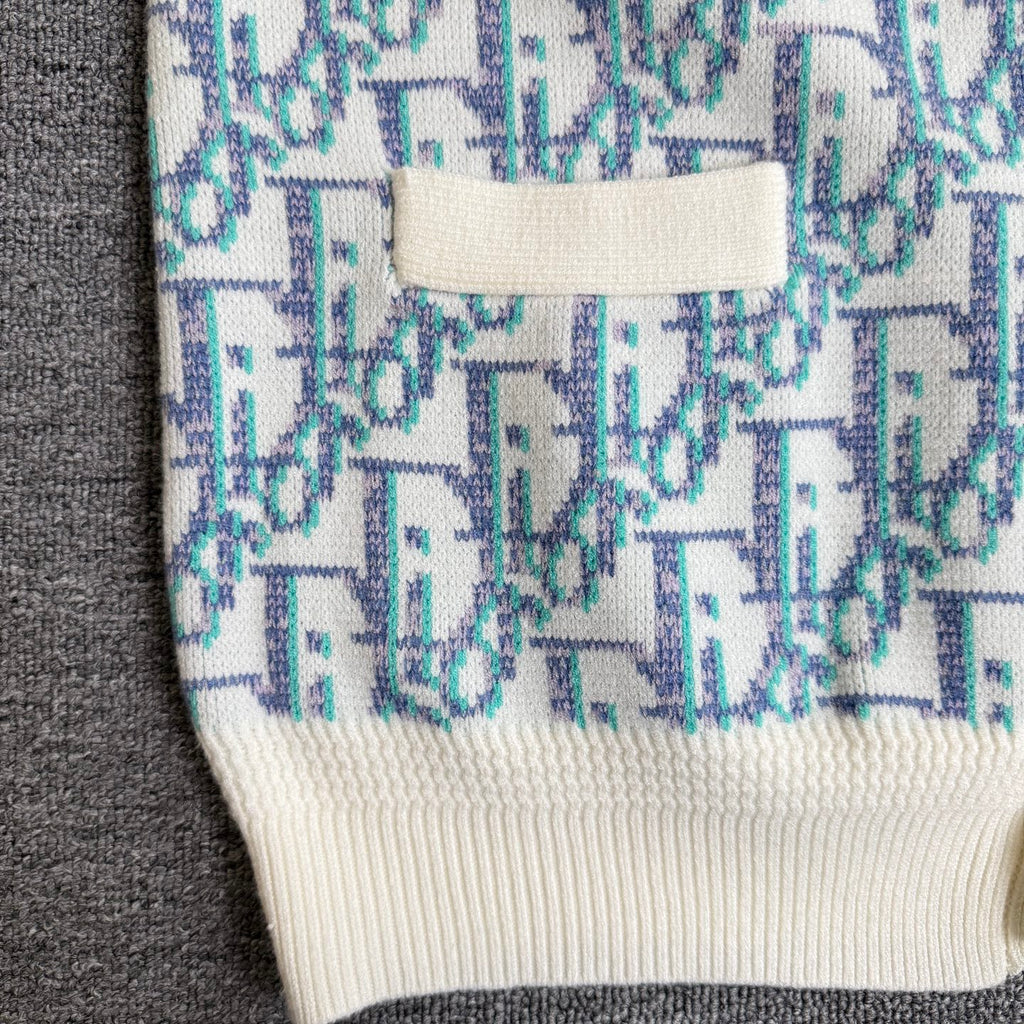 Ribbed cream hem and light blue patterned knit, straight long-sleeve section