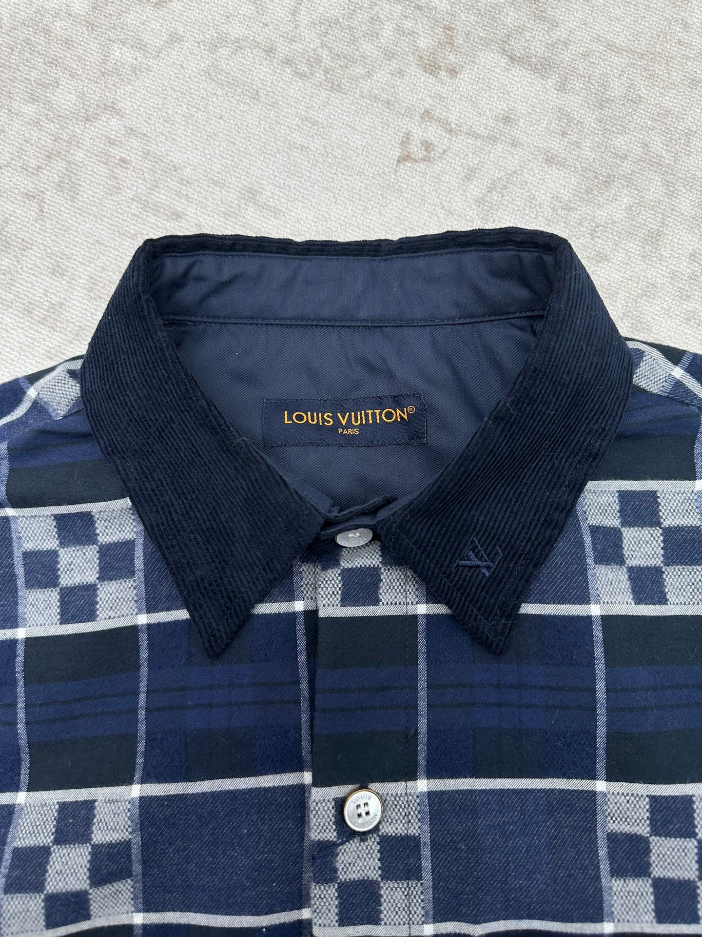 Louis Vuitton plaid shirt collar with button placket and check pattern