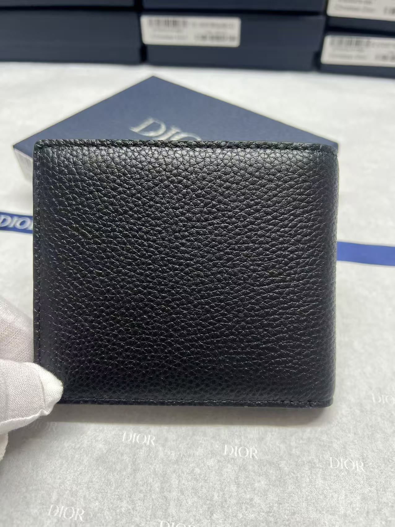 Small bag in dark textured leather with structured rectangular shape