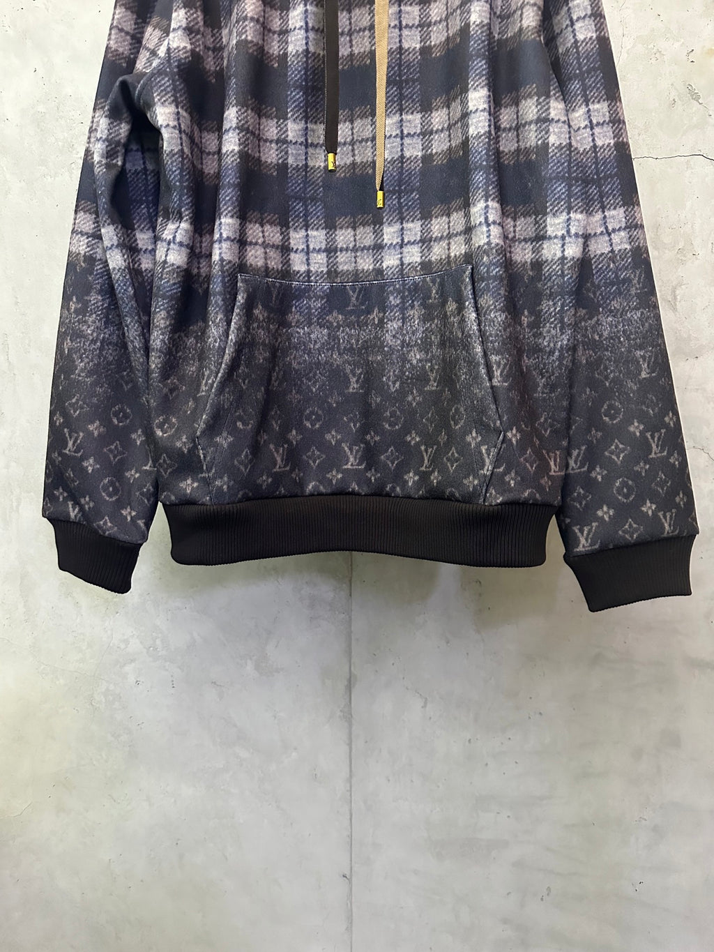 Long-sleeve hoodie in navy plaid with dark logo print and ribbed hem