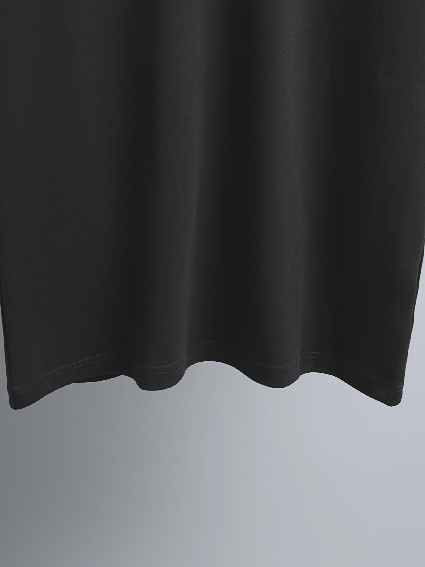 Moncler black short-sleeve T-shirt hem with slight curved drape