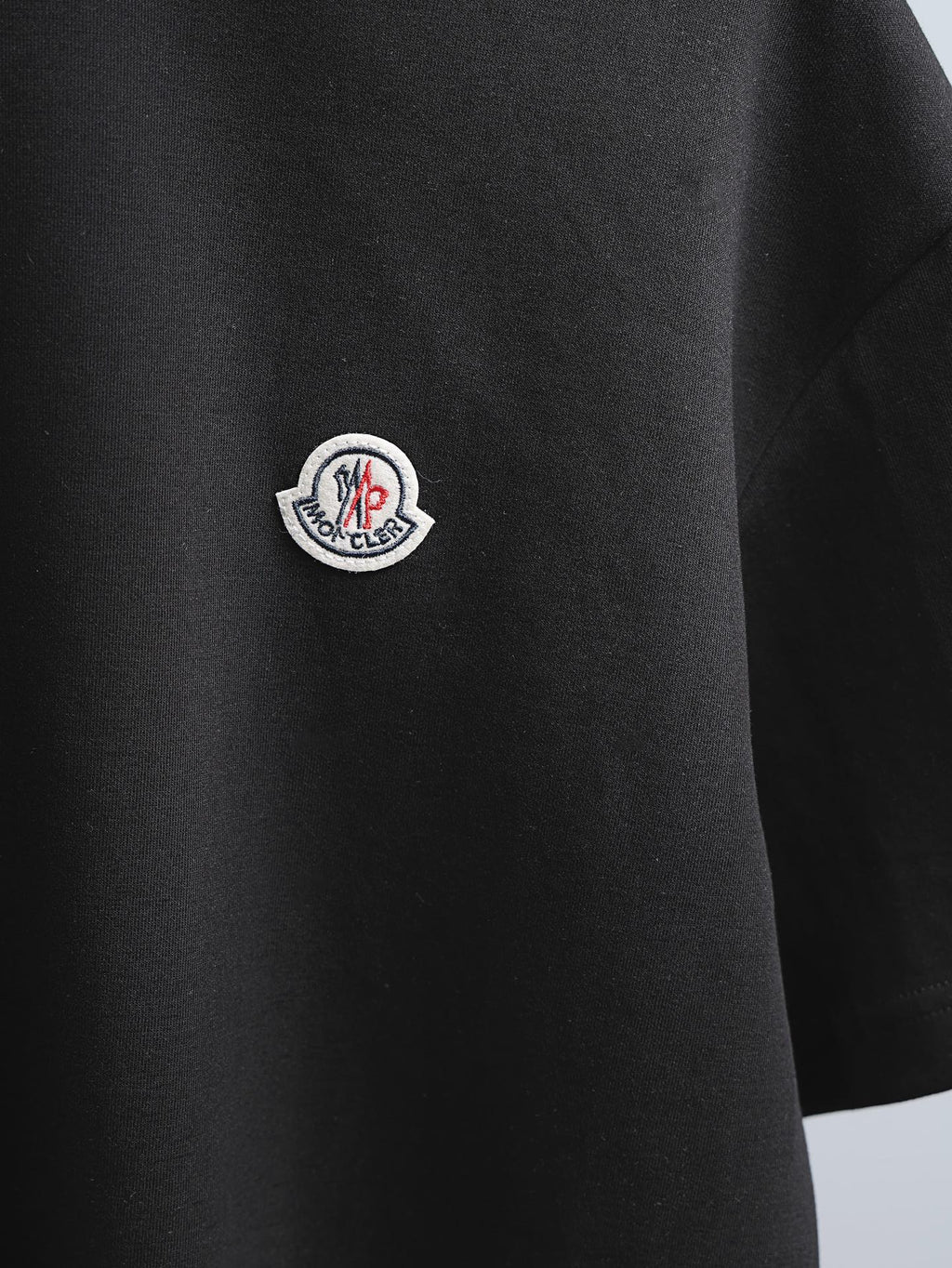 Moncler black short-sleeve T-shirt with round chest logo emblem