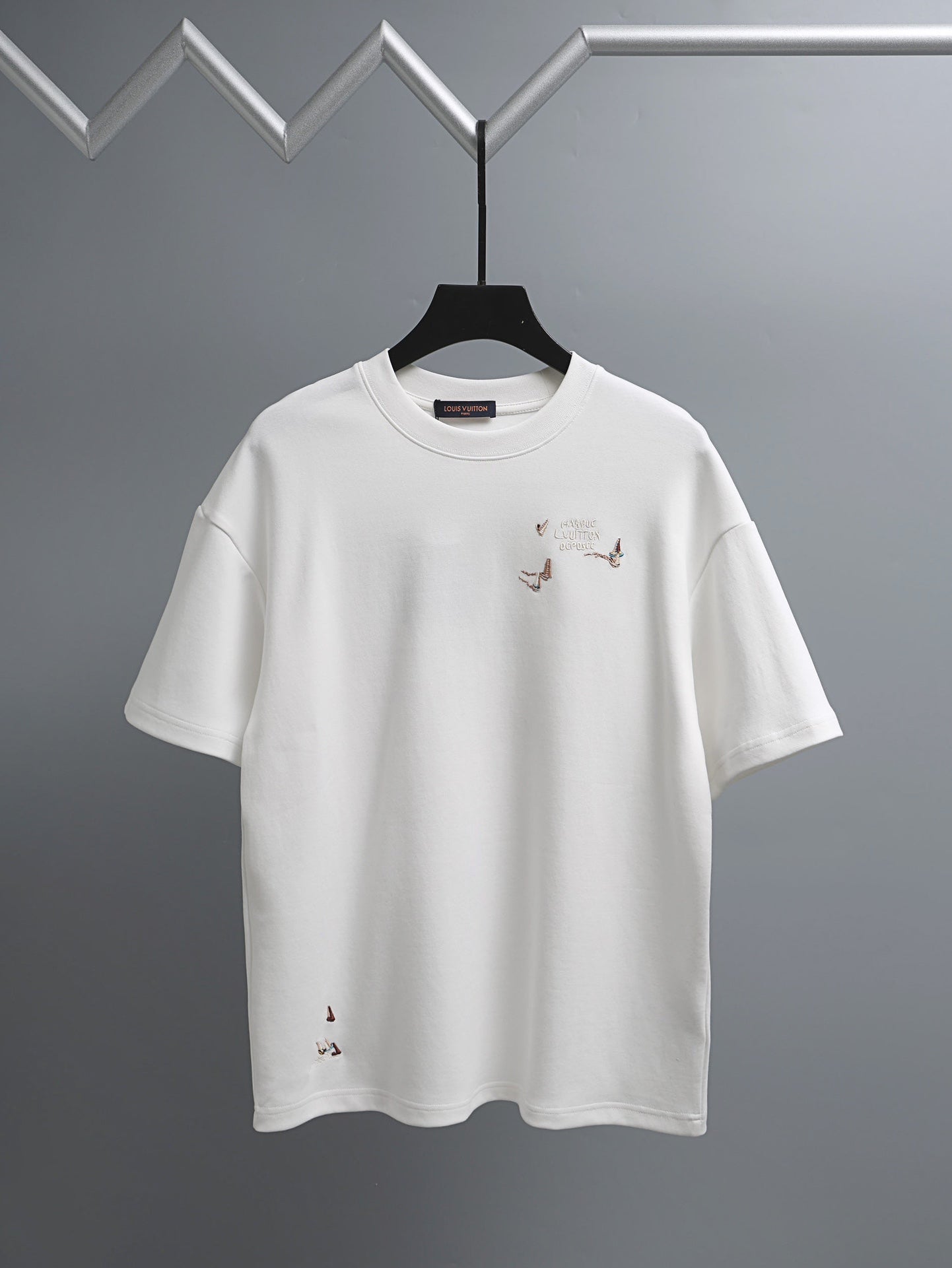 White crewneck T-shirt with embroidered multicolor bird graphics on the chest