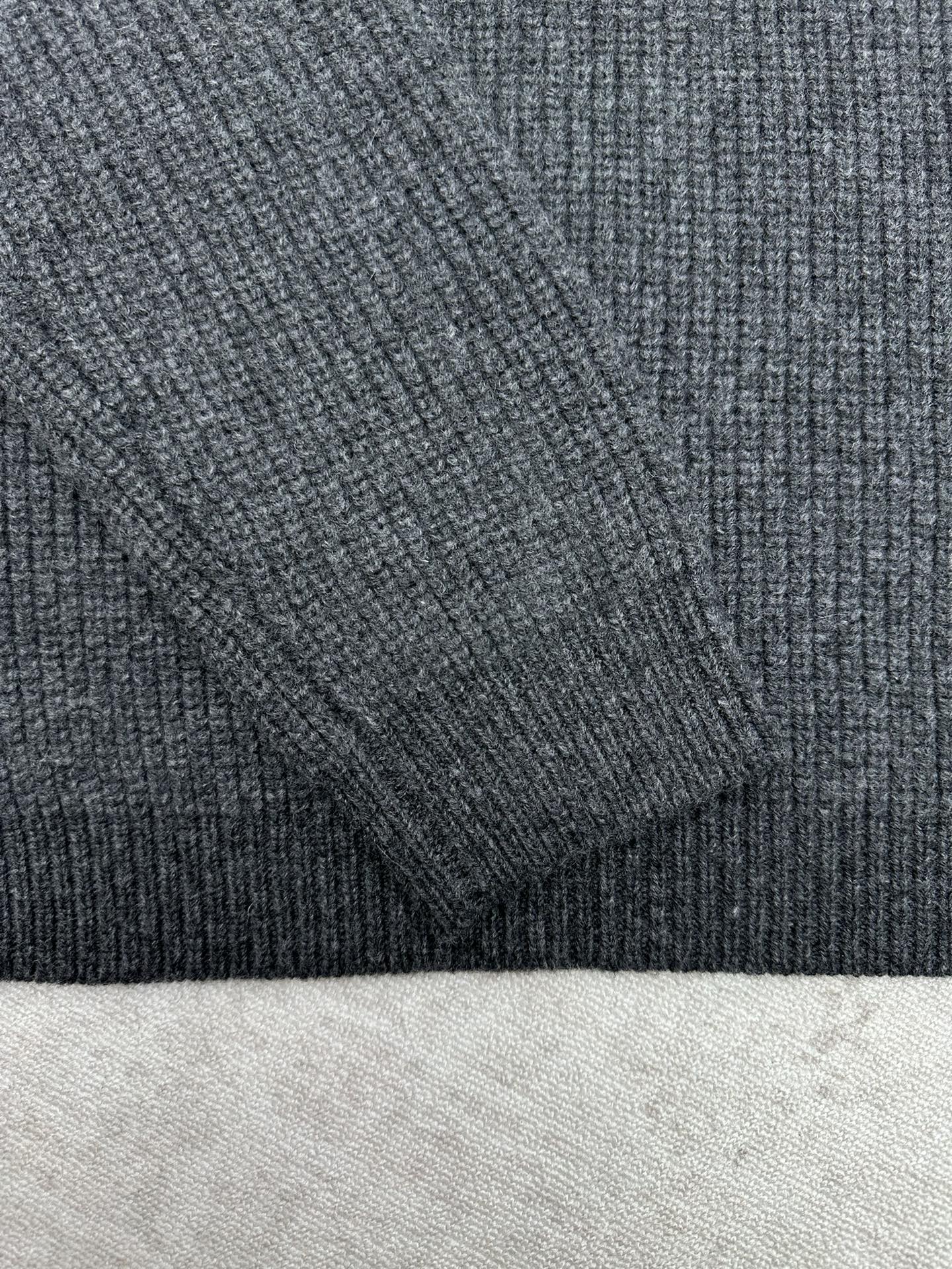 Gucci dark charcoal knit fabric texture on sleeve