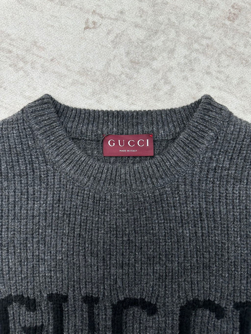 Gucci knit sweater neckline with pink GUCCI label