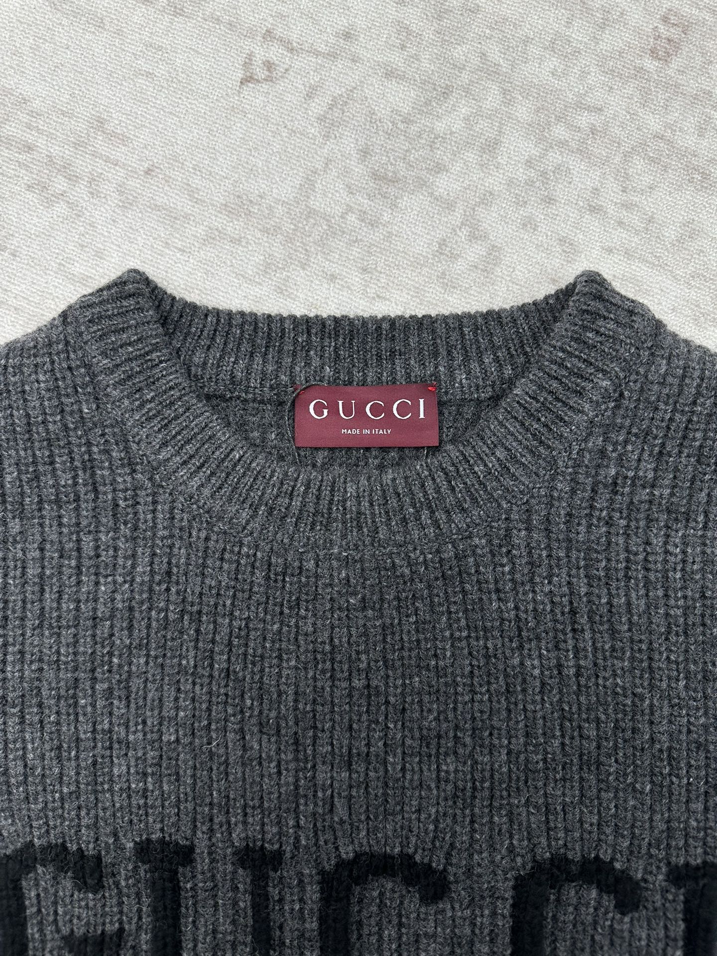 Gucci knit sweater neckline with pink GUCCI label