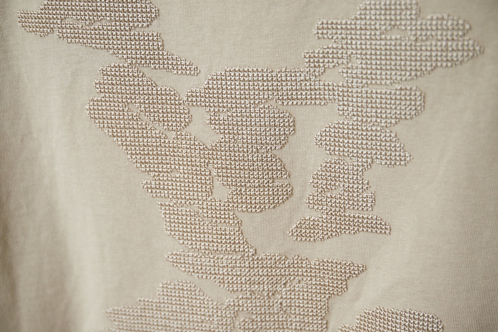Beige Louis Vuitton T-shirt large rhinestone-style emblem graphic