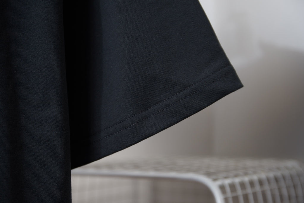 Black short-sleeve T-shirt hem and sleeve edge detail