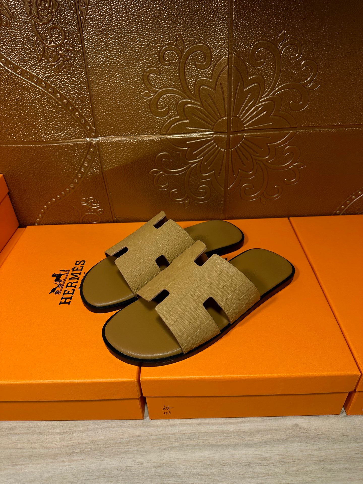 Beige slide sandals with double strap cross and flat rubber sole