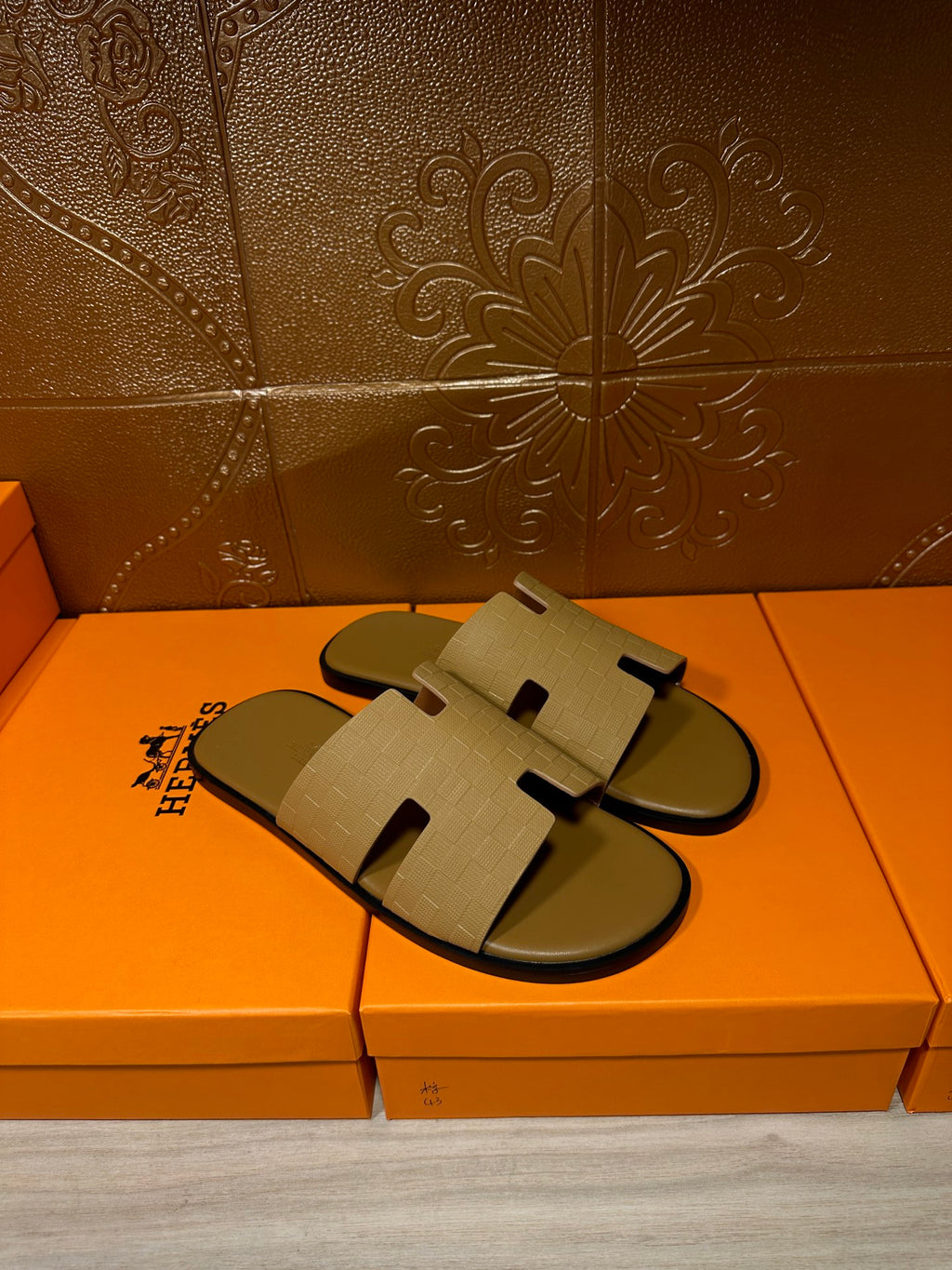 Beige slide sandals, open toe with embossed strap over the instep