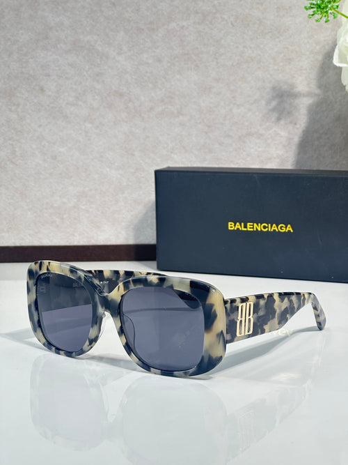 Sunglasses with tortoiseshell frames and dark lenses, BB logo on the arm