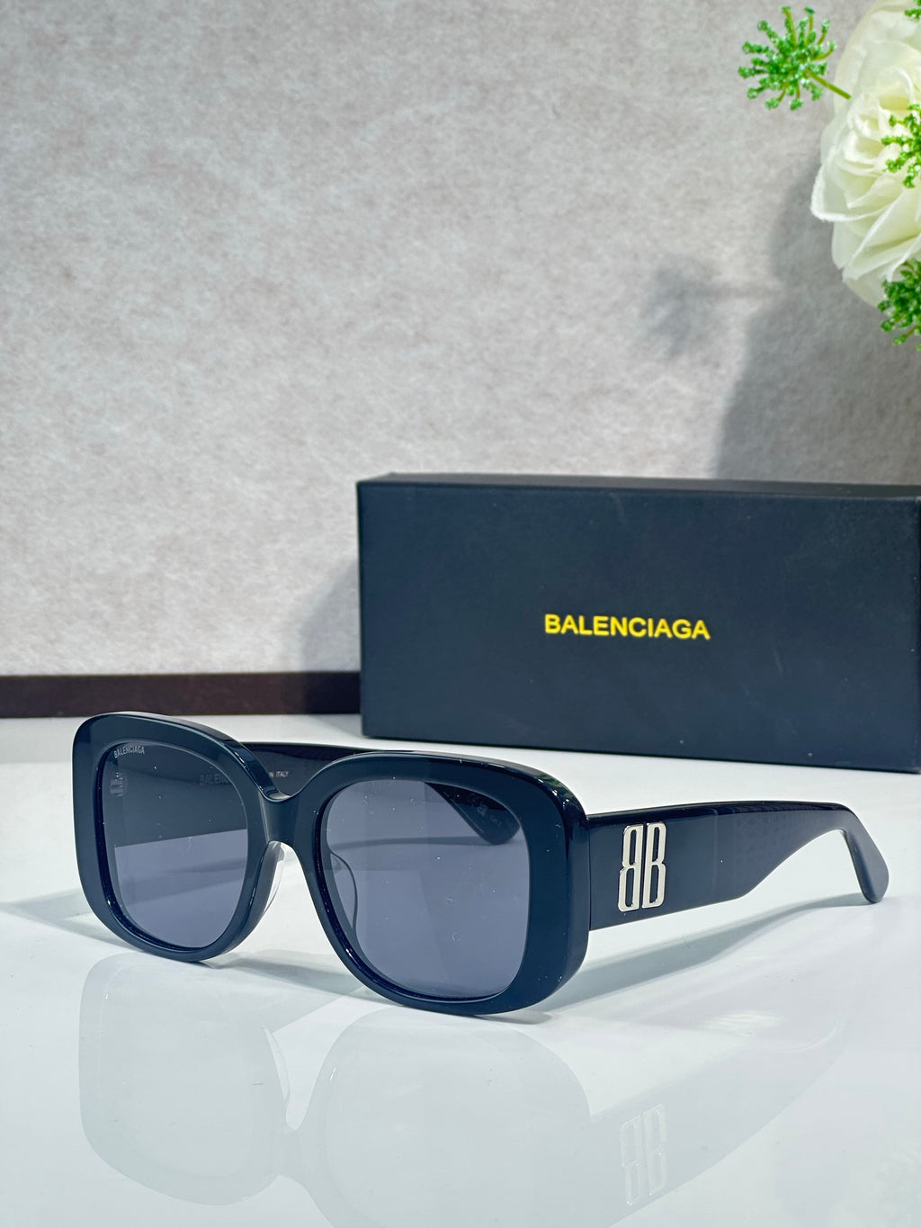 Blue sunglasses with square frames and dark lenses, BB logo on the arm