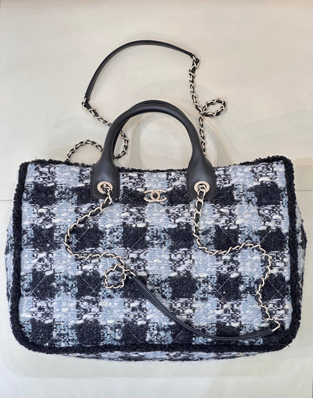 Chanel tote bag in blue and black tweed with black leather handles and chain strap