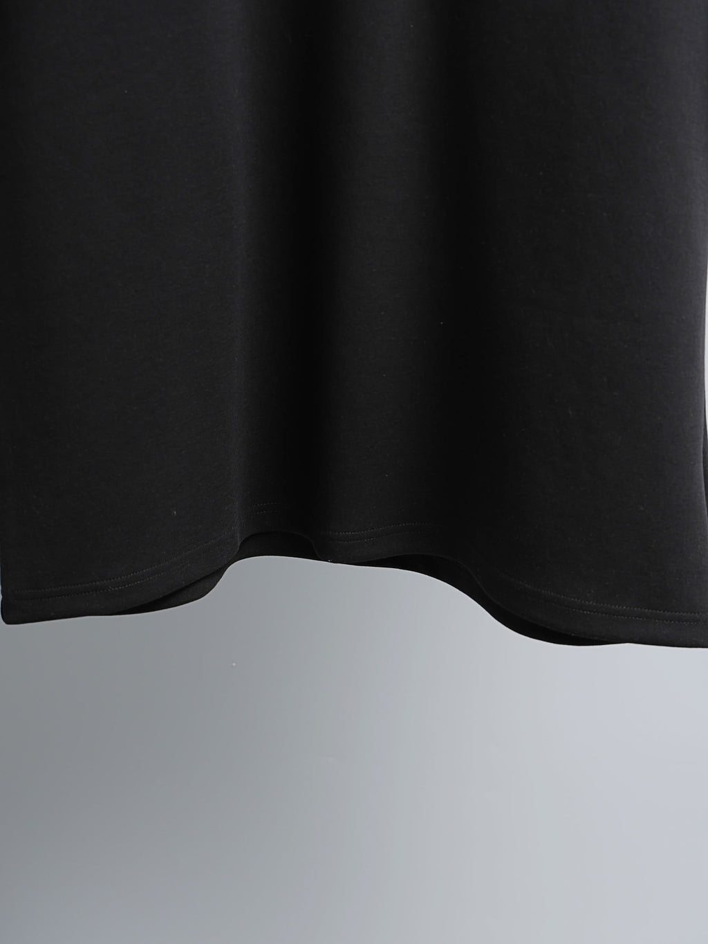 Black short-sleeve T-shirt lower hem view