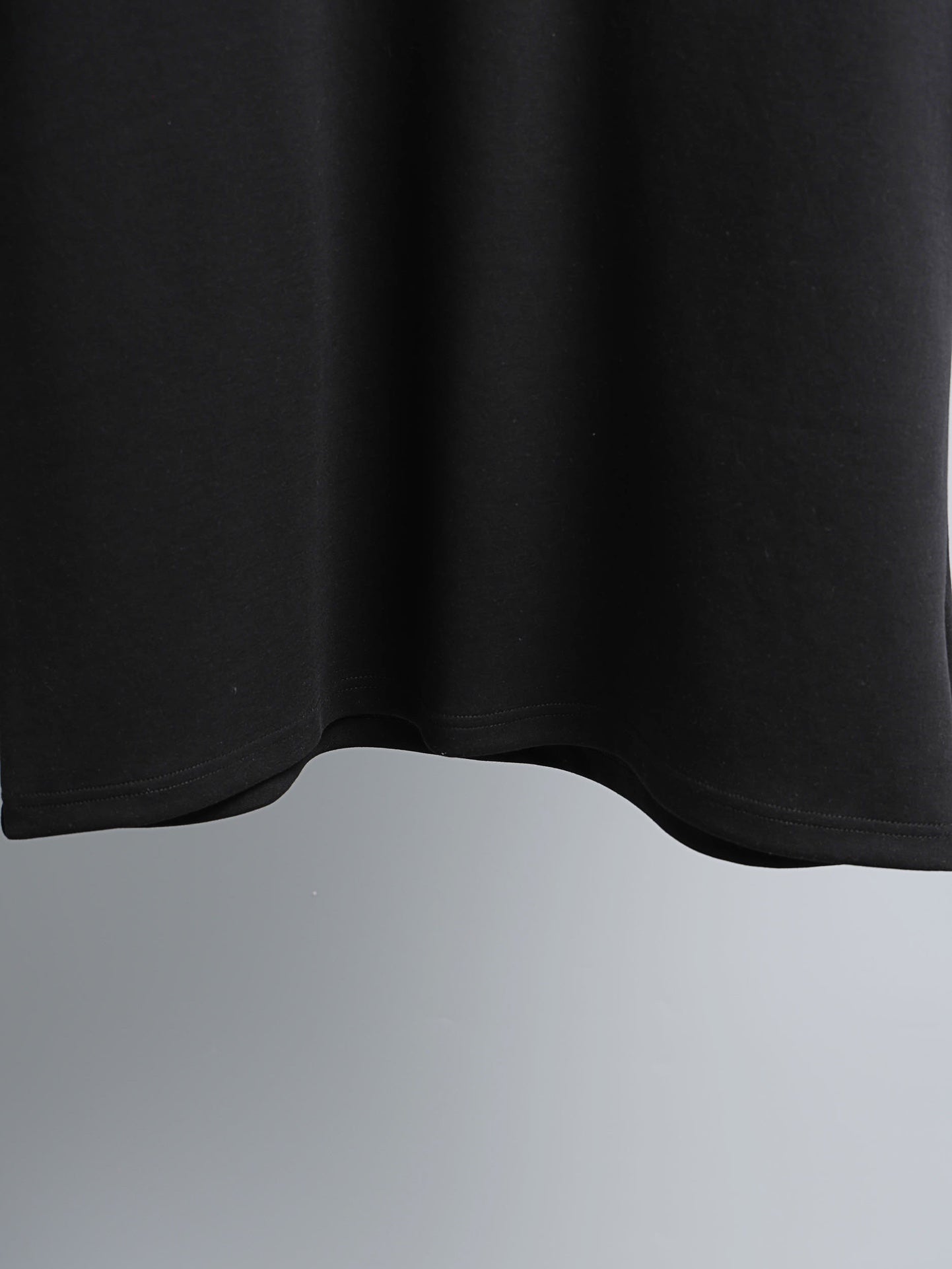 Black short-sleeve T-shirt lower hem view