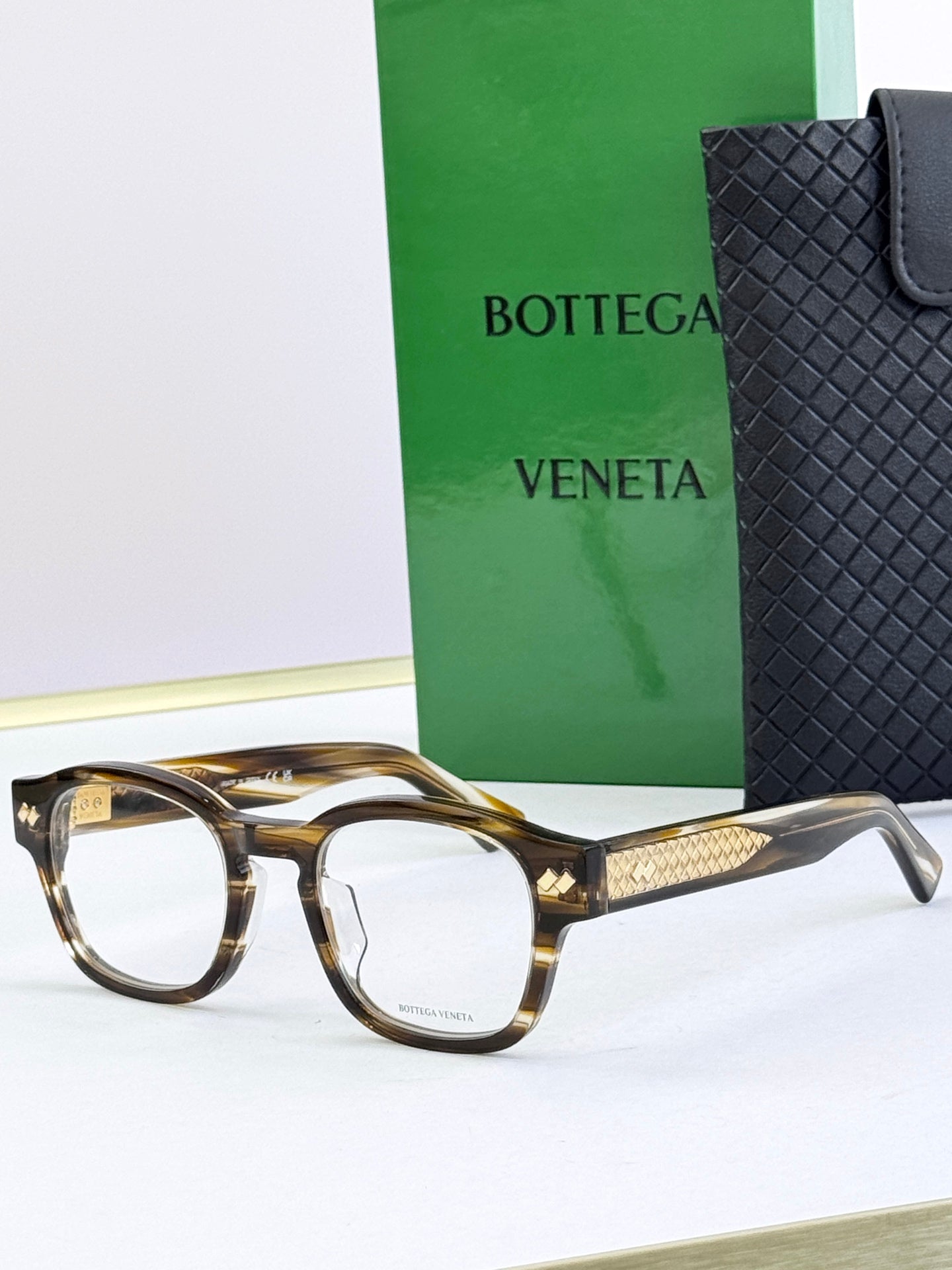 Eyeglasses with tortoiseshell round frames and gold patterned temples