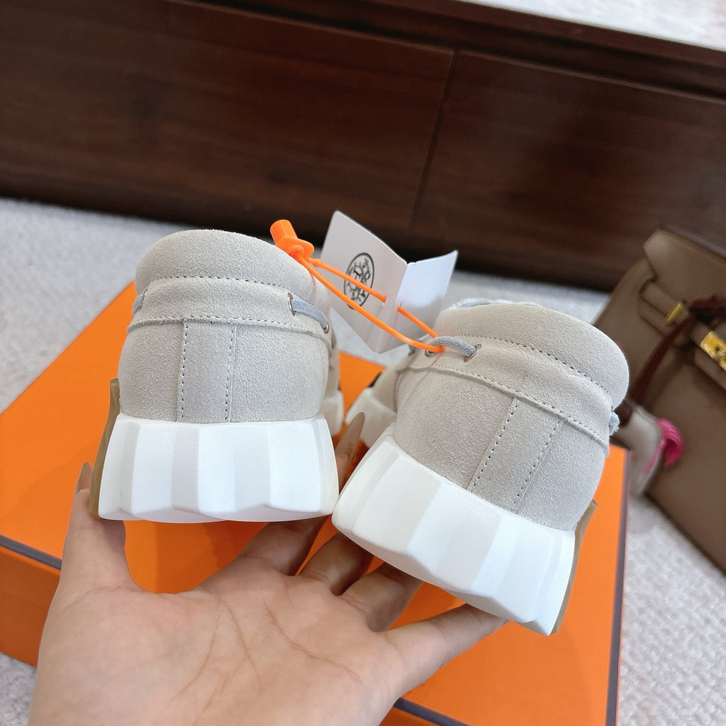 Light beige lace-up sneakers heel view with thick white platform sole