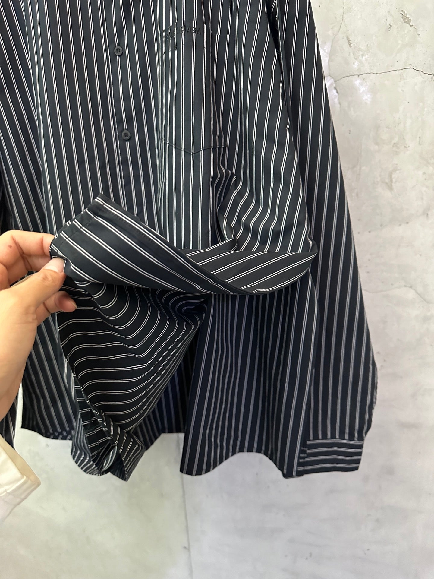 Long-sleeve striped shirt sleeve and cuff, dark navy with white vertical stripes