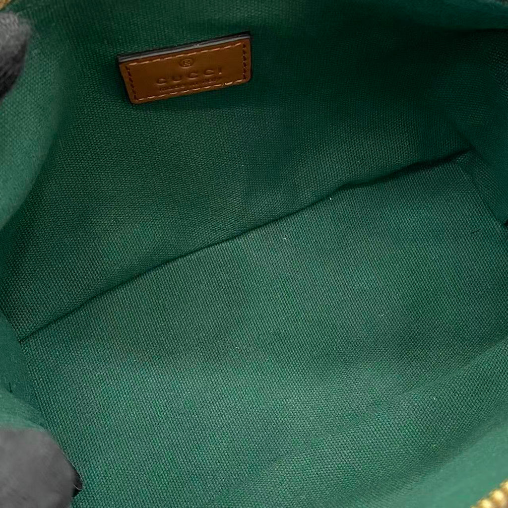 Gucci bag interior lining in green fabric with small leather brand label