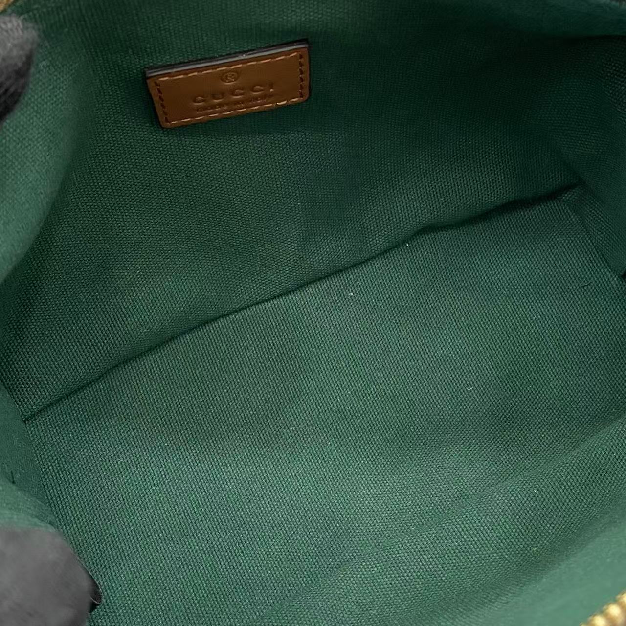 Gucci bag interior lining in green fabric with small leather brand label