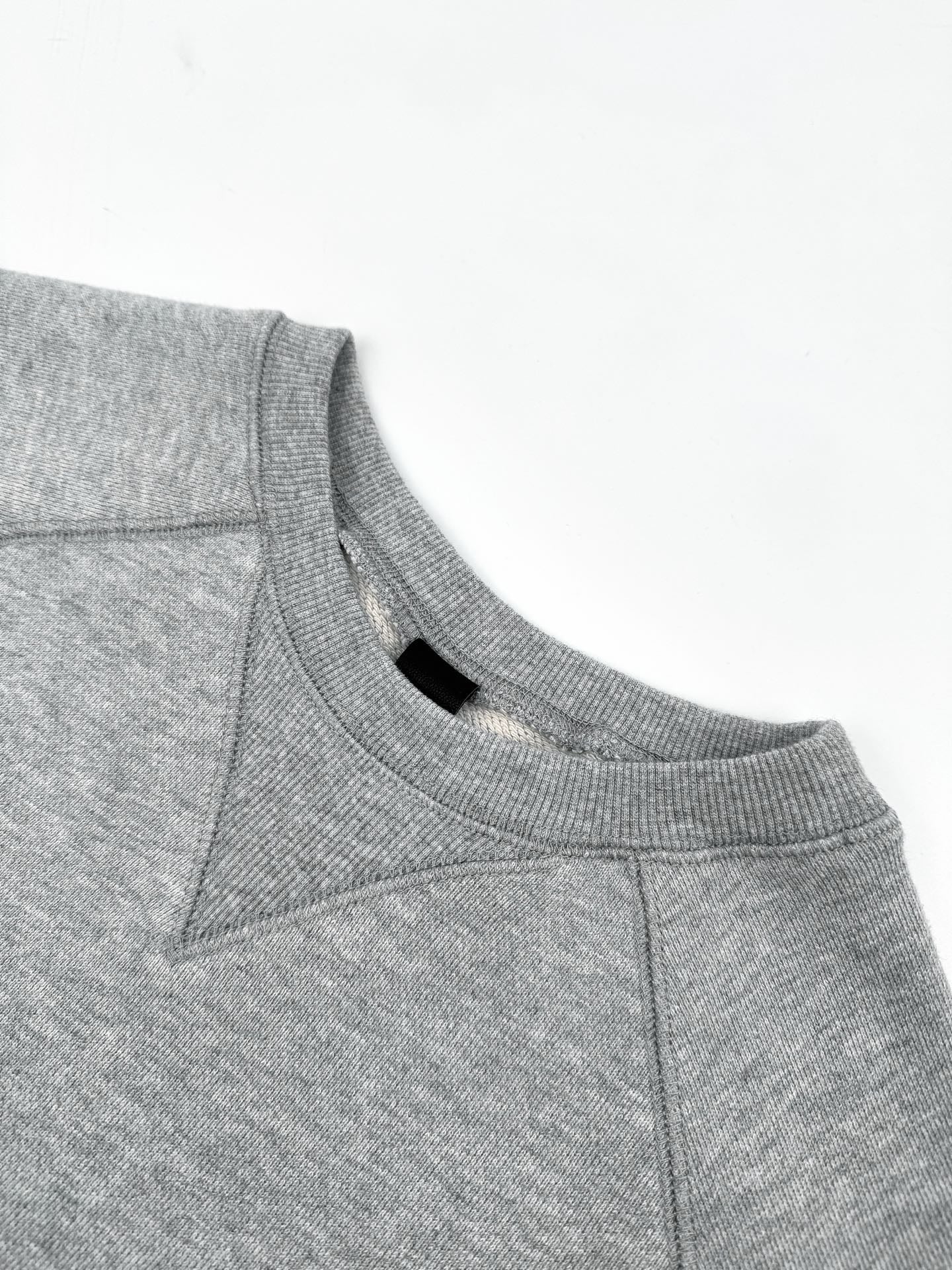 Heather gray sweatshirt crew neck with ribbed collar and inner neck label
