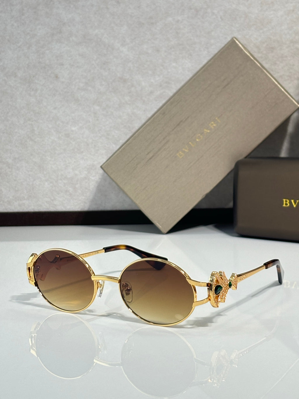 Round sunglasses with gold frame and dark amber tinted lenses
