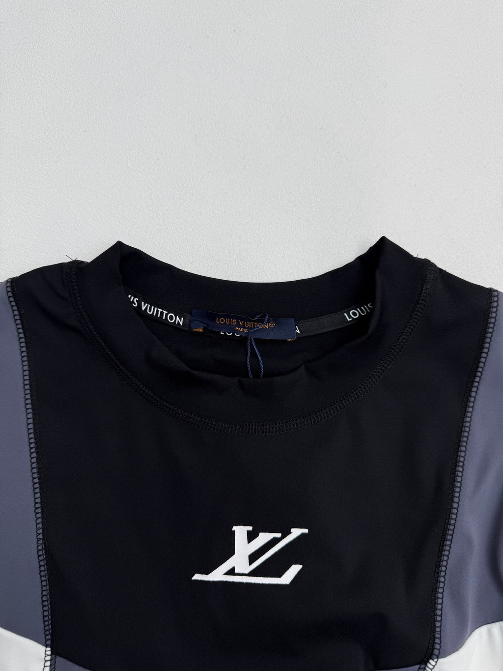 Louis Vuitton short-sleeve T-shirt neckline with drawstring and white LV logo on black chest