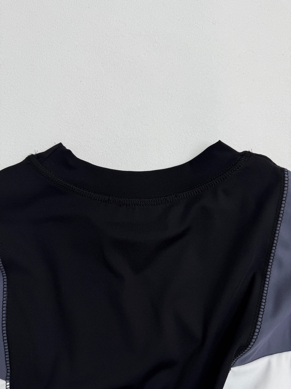 Louis Vuitton short-sleeve T-shirt back neckline with black fabric and blue side panel