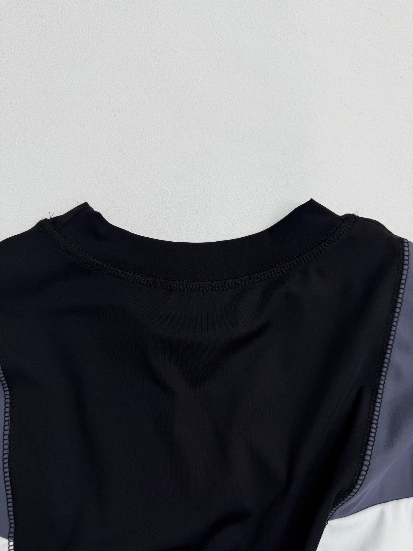 Louis Vuitton short-sleeve T-shirt back neckline with black fabric and blue side panel