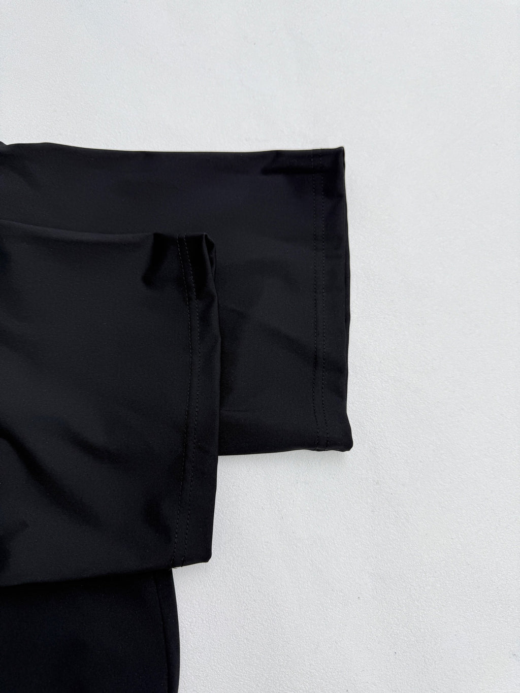 Louis Vuitton short-sleeve T-shirt sleeve and side seam detail on black fabric