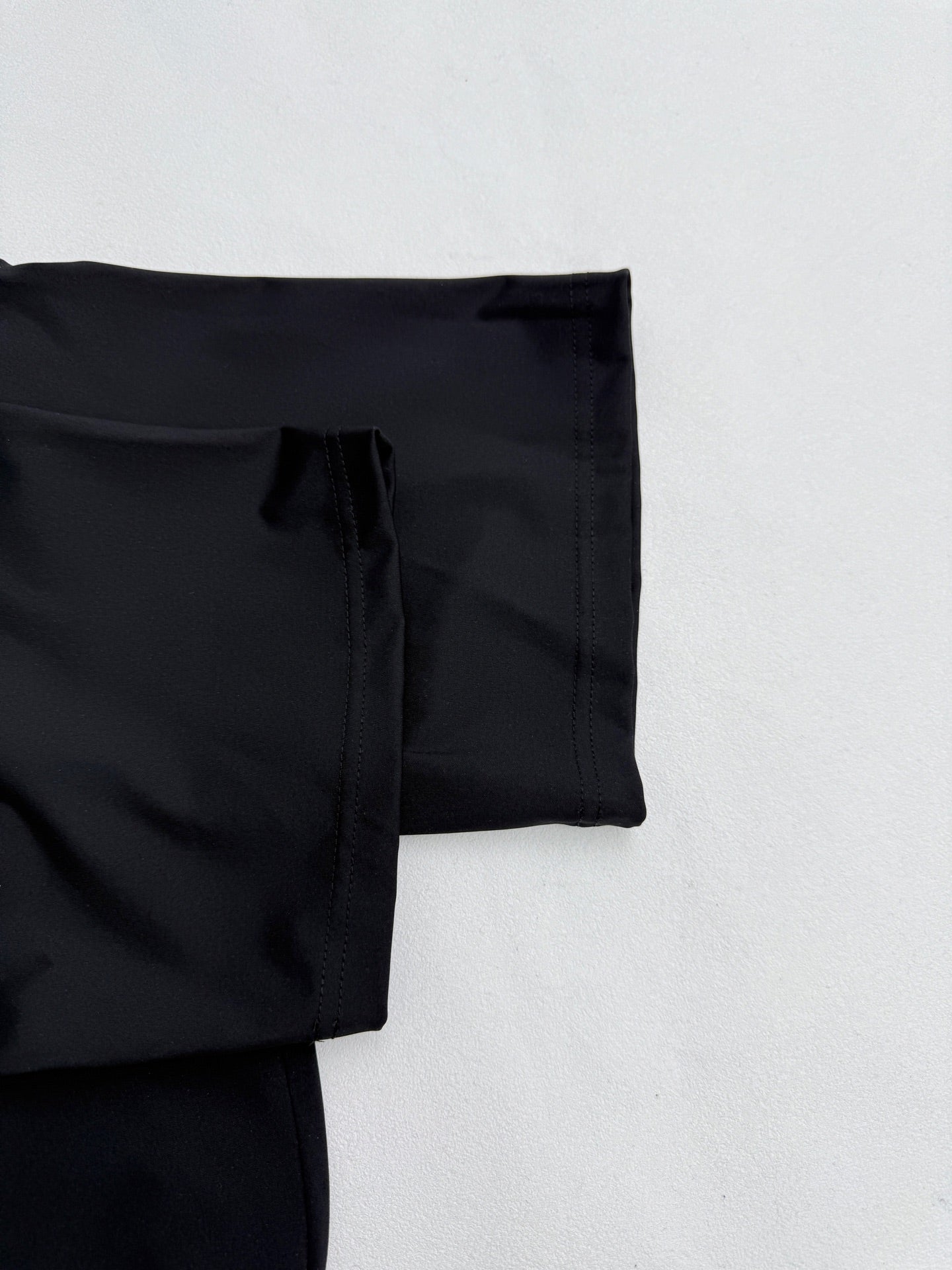 Louis Vuitton short-sleeve T-shirt sleeve and side seam detail on black fabric