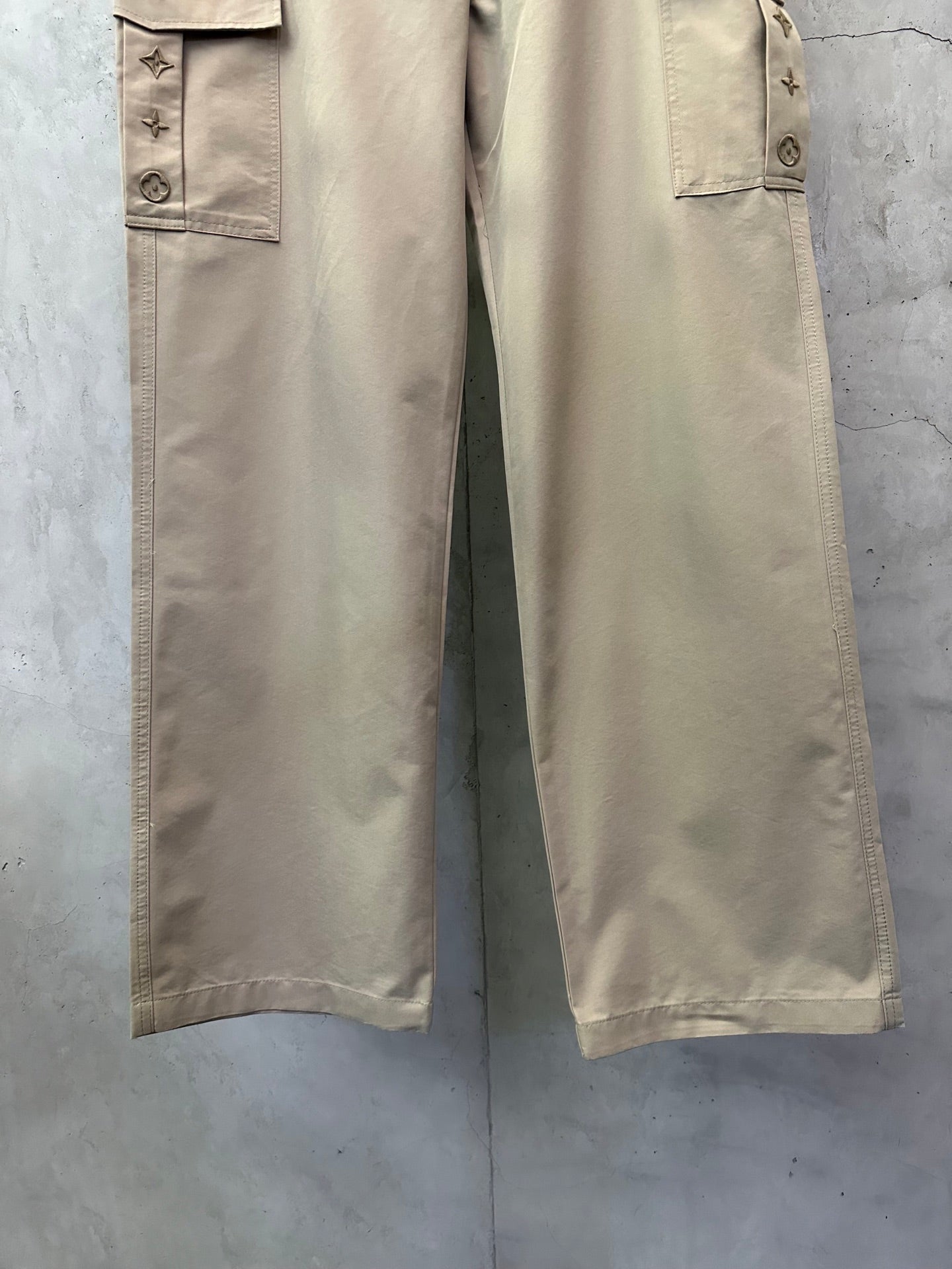 Beige cargo pants with straight legs and side pocket openings