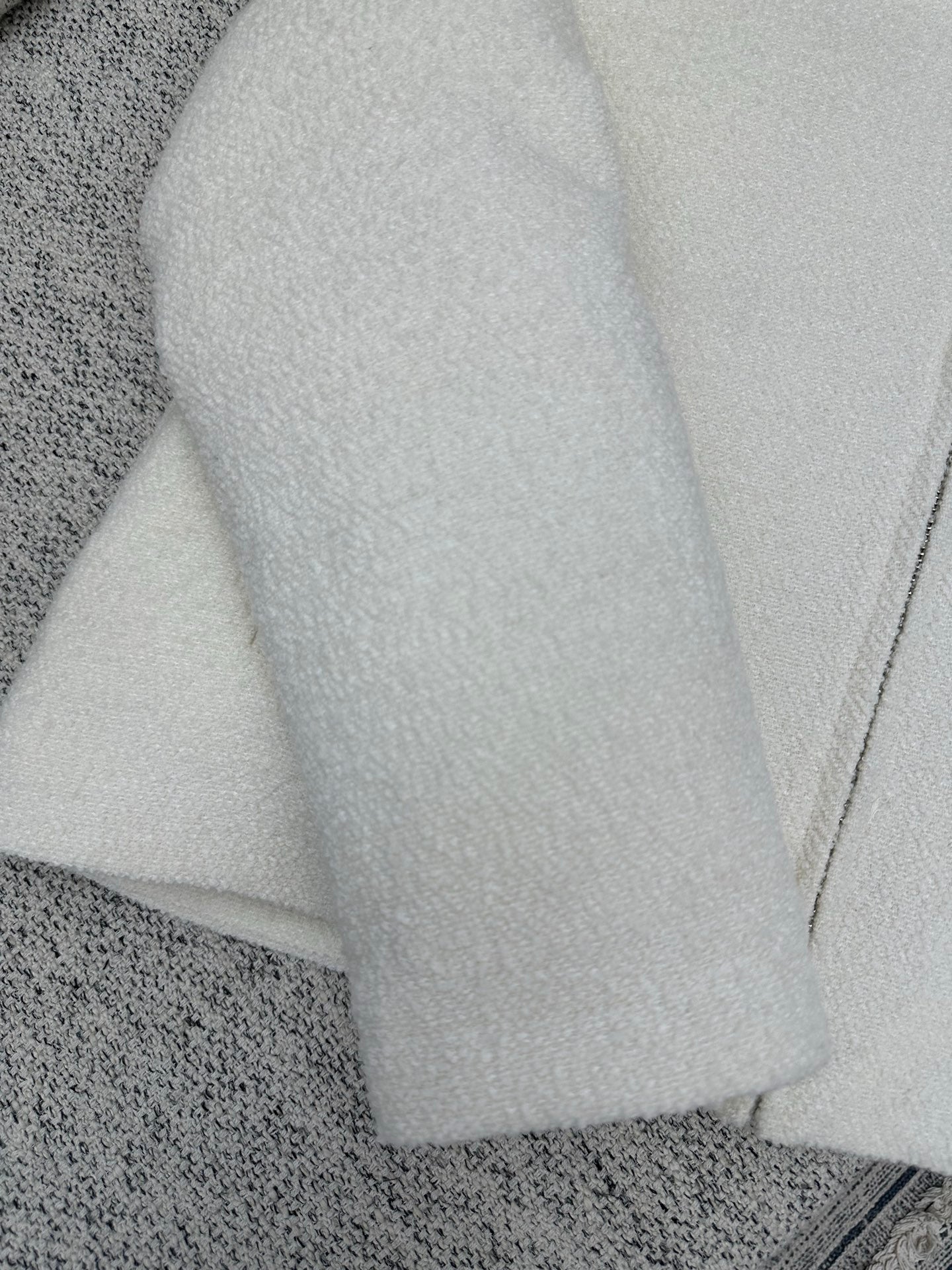 Off-white hoodie sleeve and hem with zipper edge