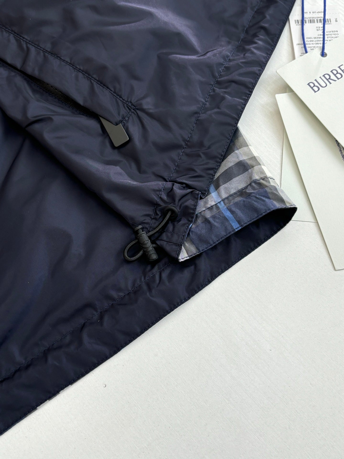 Burberry long jacket with drawstring hem and black snap