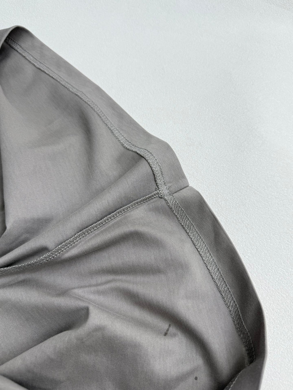 Light gray short-sleeve T-shirt with shoulder seam and sleeve hem detail