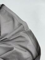 Light gray short-sleeve T-shirt with shoulder seam and sleeve hem detail