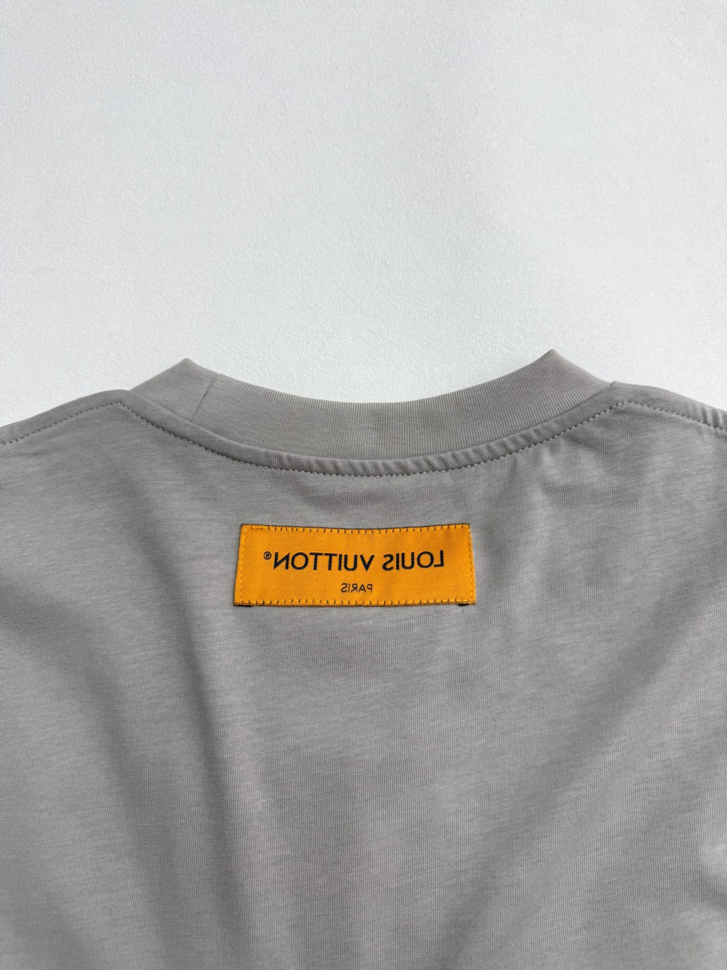 Light gray short-sleeve T-shirt with back neck logo label