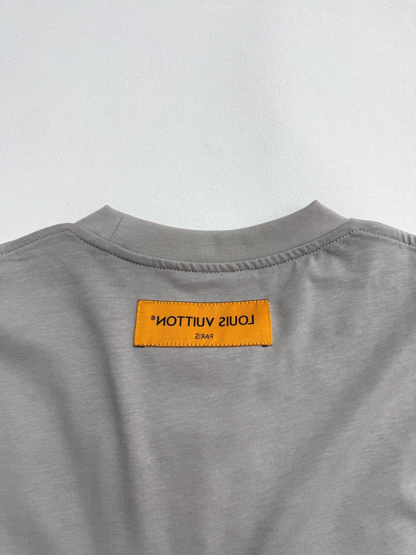 Light gray short-sleeve T-shirt with back neck logo label