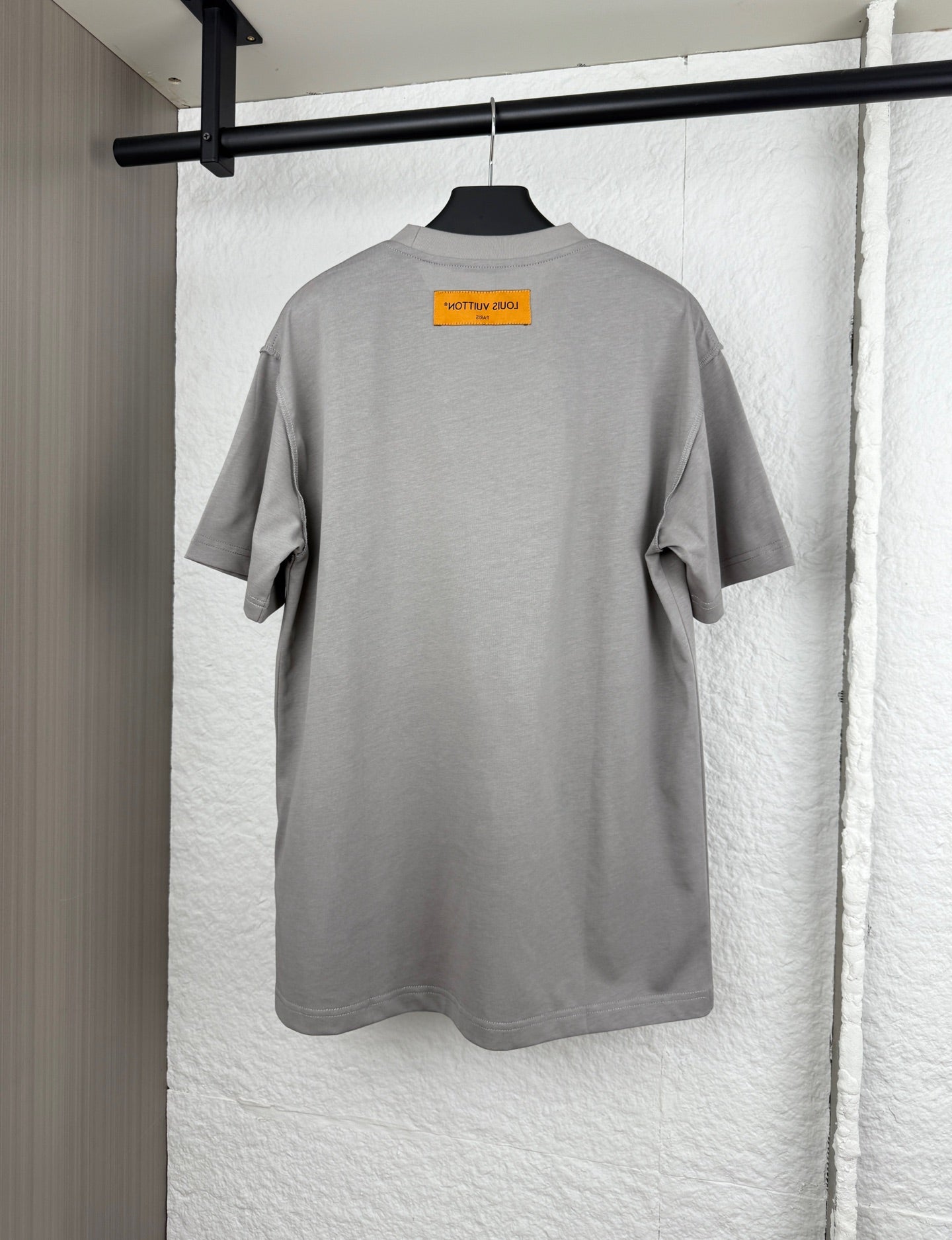 Light gray short-sleeve T-shirt, back view with orange size label