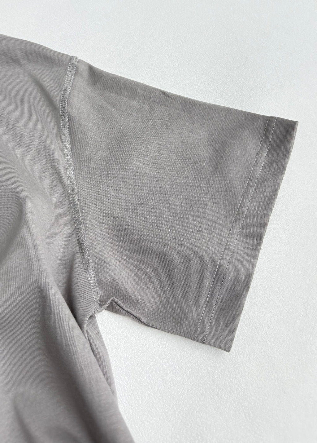 Light gray short-sleeve T-shirt, side seam and hem detail