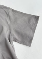 Light gray short-sleeve T-shirt, side seam and hem detail