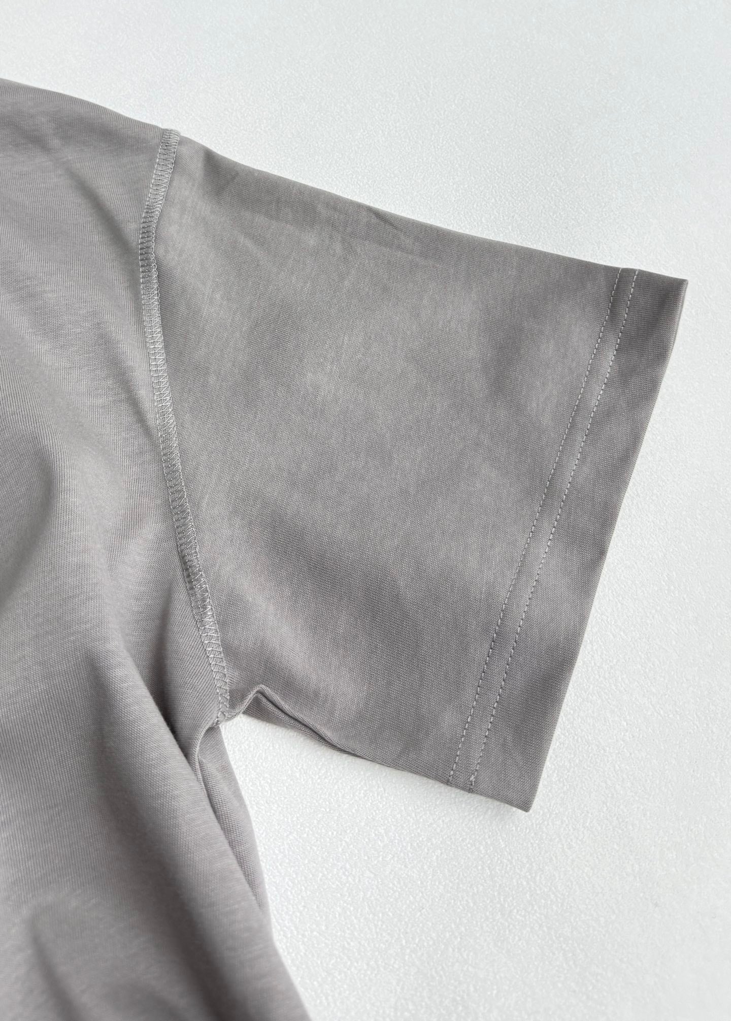 Light gray short-sleeve T-shirt, side seam and hem detail