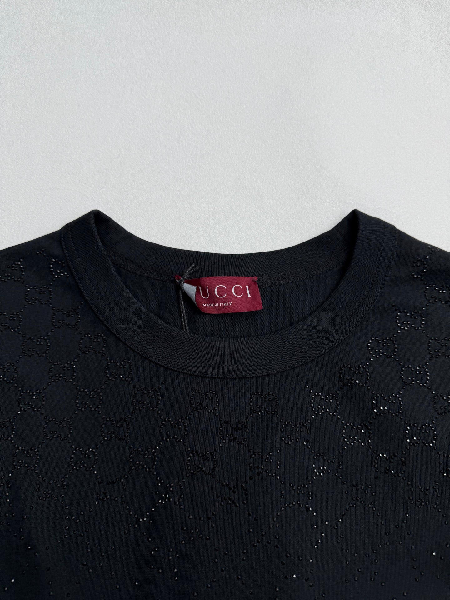 Black short-sleeve T-shirt neckline with inner logo label