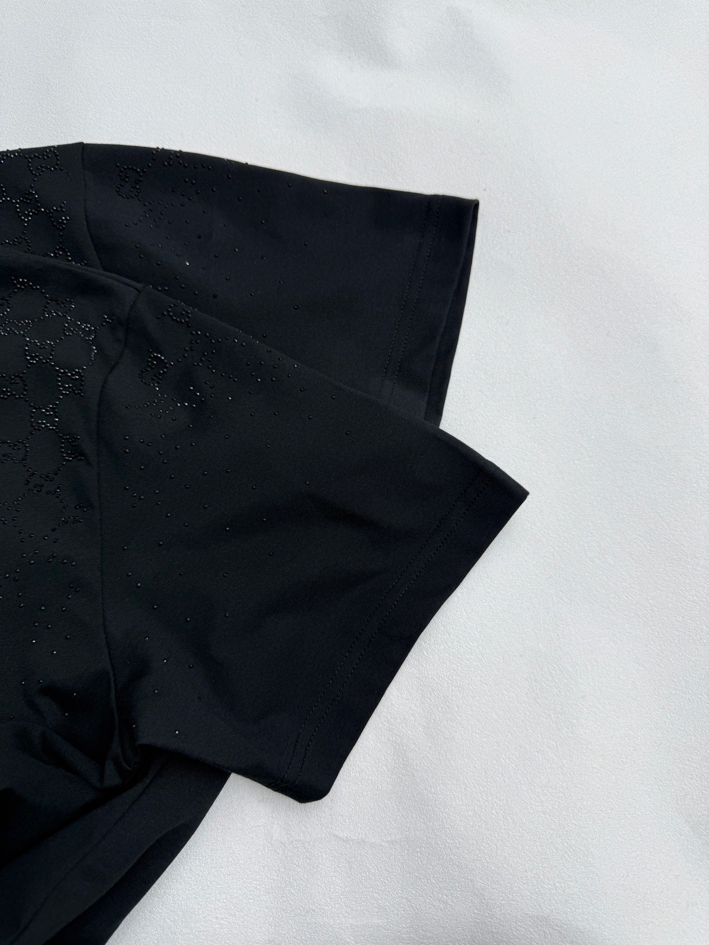 Black short-sleeve T-shirt sleeve and side seam