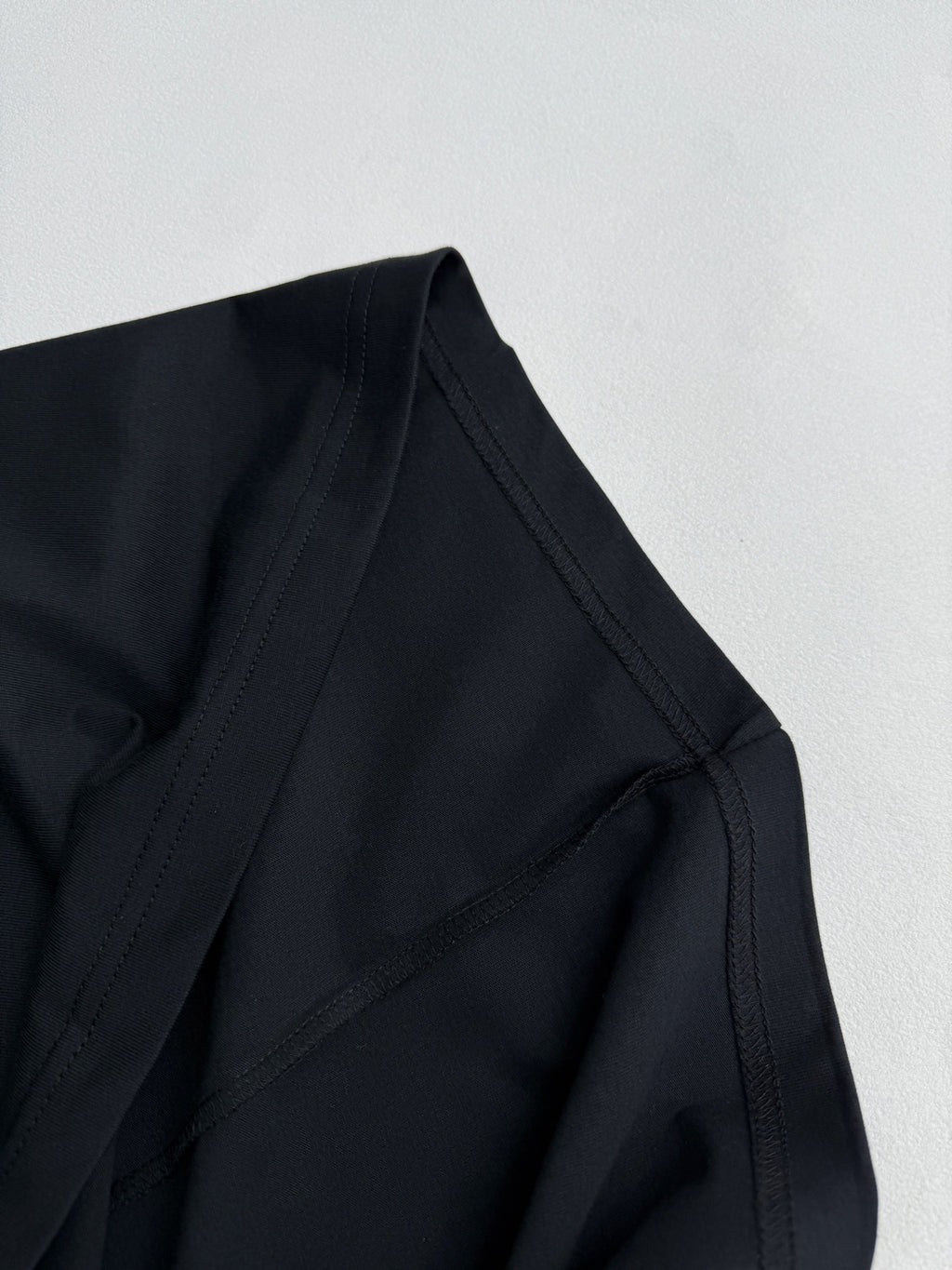 Black short-sleeve T-shirt side panel and sleeve hem